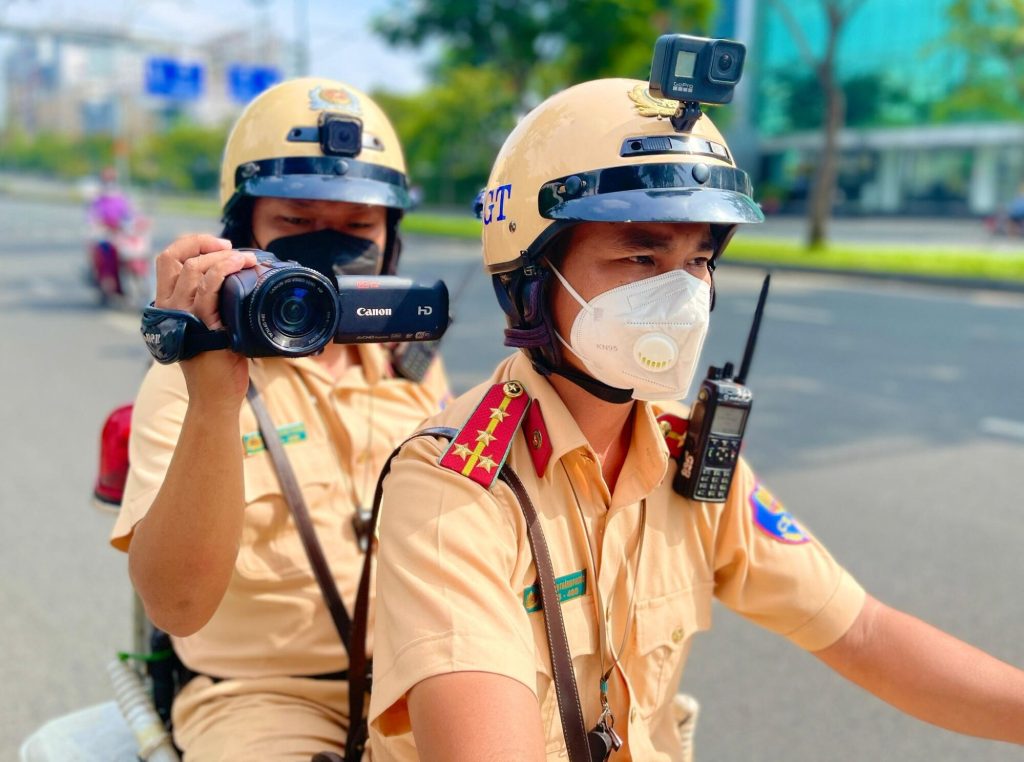2 cảnh sát giao thông cùng camera phạt nóng